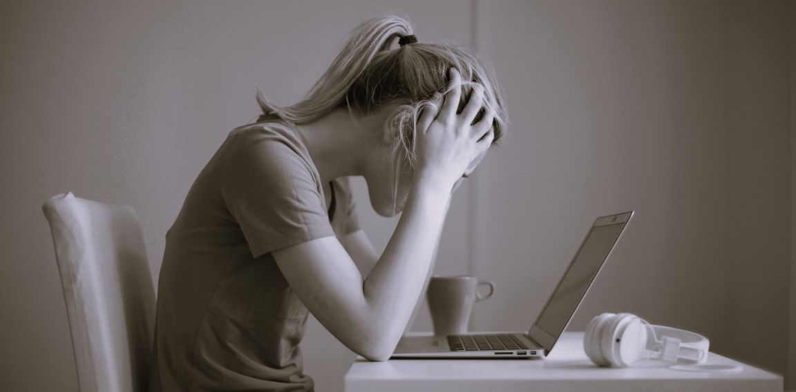 Blondevrouwmethandeninhaar 1